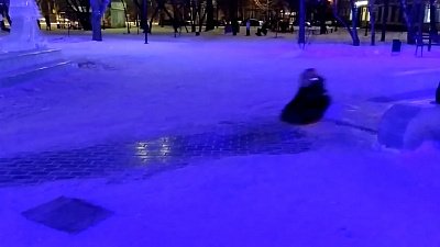 В Ленинском районе Челябинска сняли на видео опасную горку