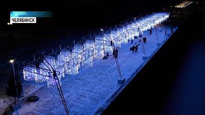 На набережной включили световой тоннель