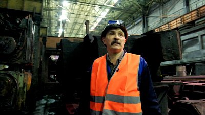 Раскаленная сталь и семейная традиция: чем живет металлург Виктор Браун