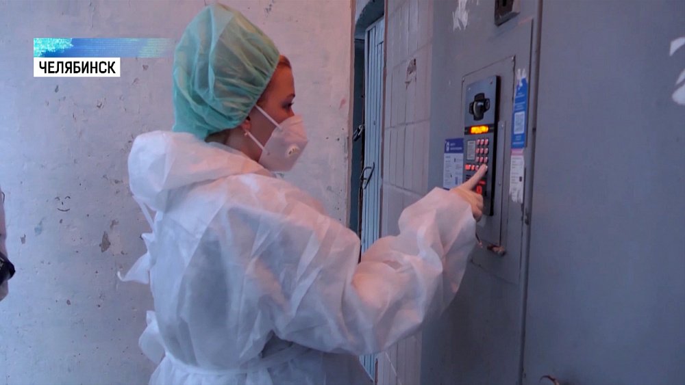 Волонтёры развозят продуктовые наборы