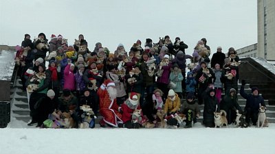 Возле памятника Курчатову прошел собачий маскарад