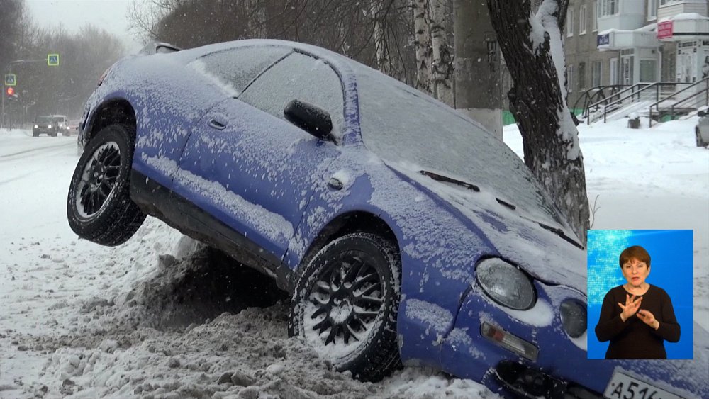 Маршрутный Паз и легковушка столкнулись в Челябинске