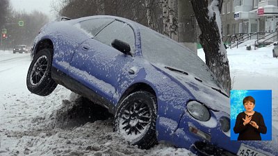 Маршрутный Паз и легковушка столкнулись в Челябинске