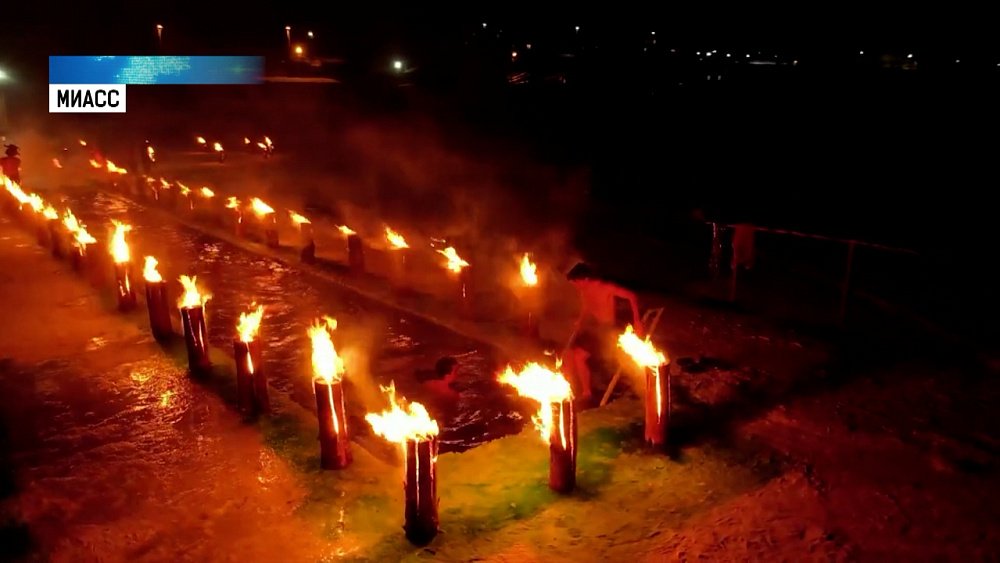 Моржи Миасса устроили заплыв при факелах