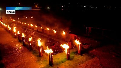 Моржи Миасса устроили заплыв при факелах