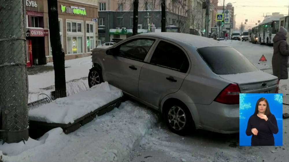 В центре Челябинска столкнулись две легковушки и маршрутный ПАЗ