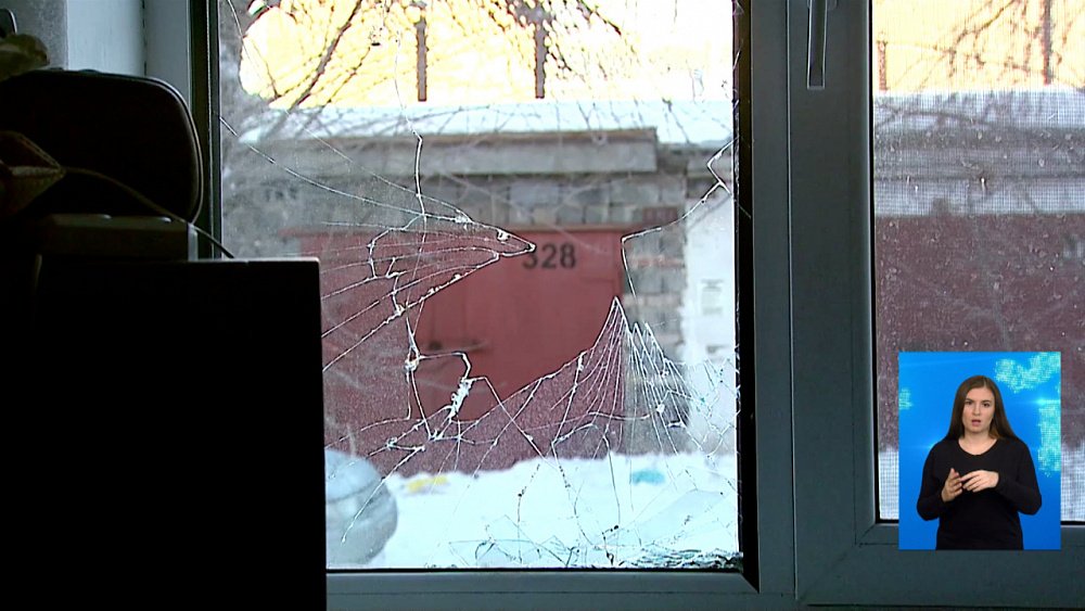 Хулиганы выбили окна пенсионерке