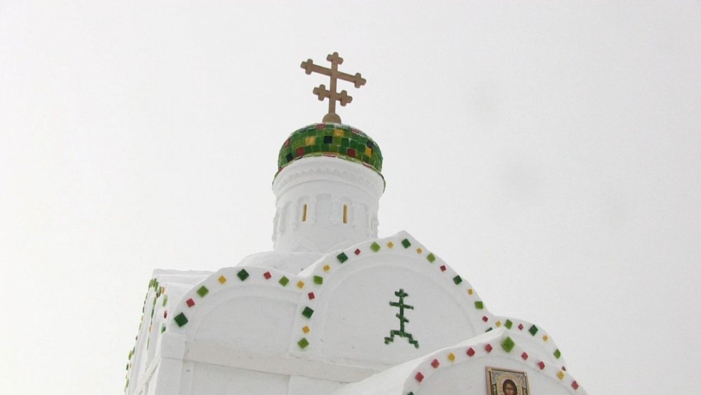 На озере Тургояк построили часовню из снега