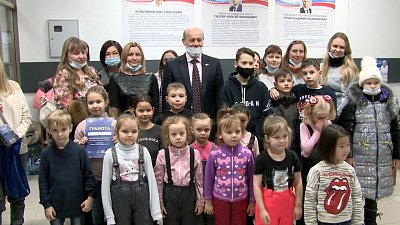 Олег Колесников награждает победителей конкурса