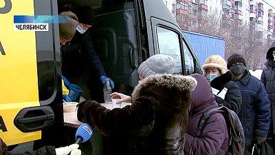 Волонтеры передали бездомным еду и одежду