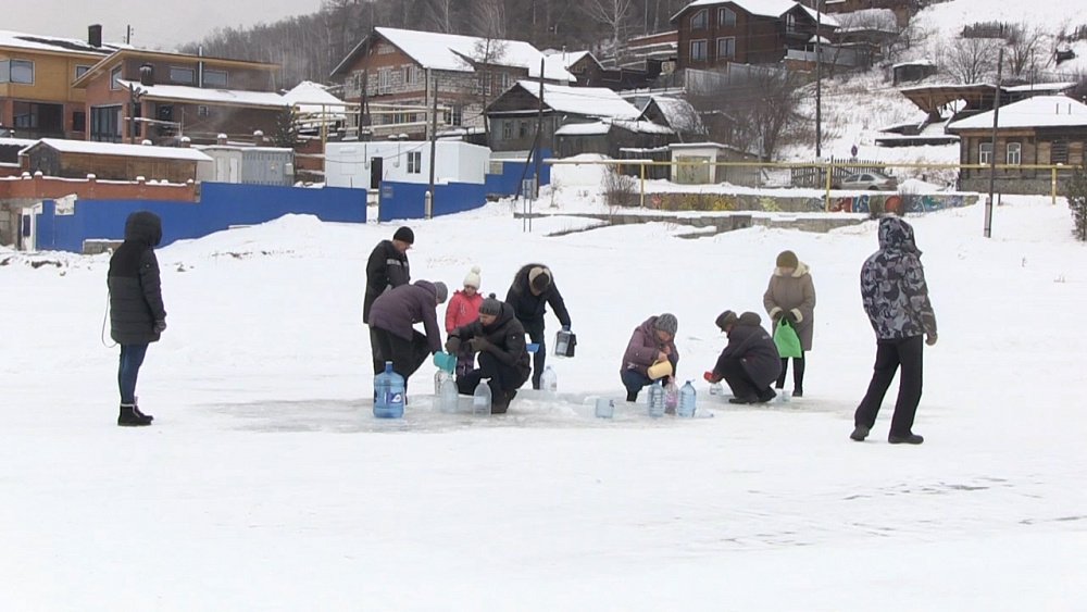 Миасцы набирают святую воду в Тургояке