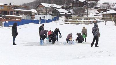 Миасцы набирают святую воду в Тургояке