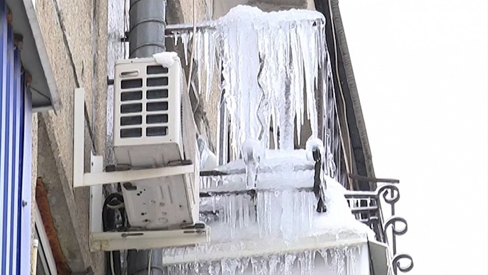 Осторожно — сосульки! Как не стать жертвой?