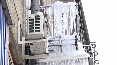 Осторожно — сосульки! Как не стать жертвой?