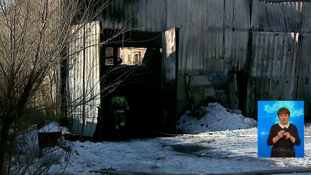 В Челябинске загорелся гаражный бокс