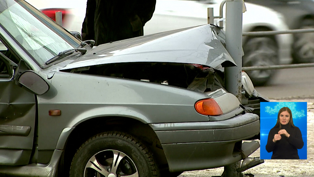 На трассе под Челябинском автомобиль с маленькими детьми врезался в столб