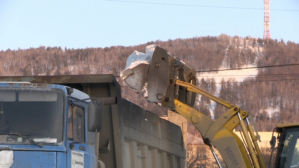 Центральный ледовый городок Миасса закрыли