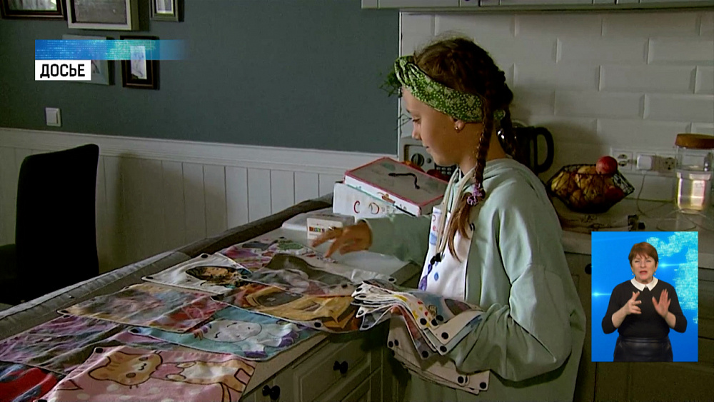 Школьница продаёт худи с медиками из красной зоны