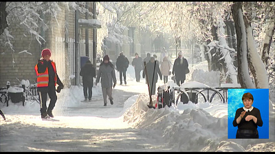 На ребёнка упал снег с крыши
