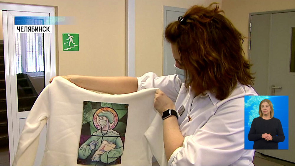 Школьница подарила худи с принтом медика