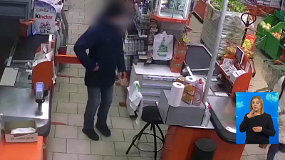 Мужчина украл телефон у кассира