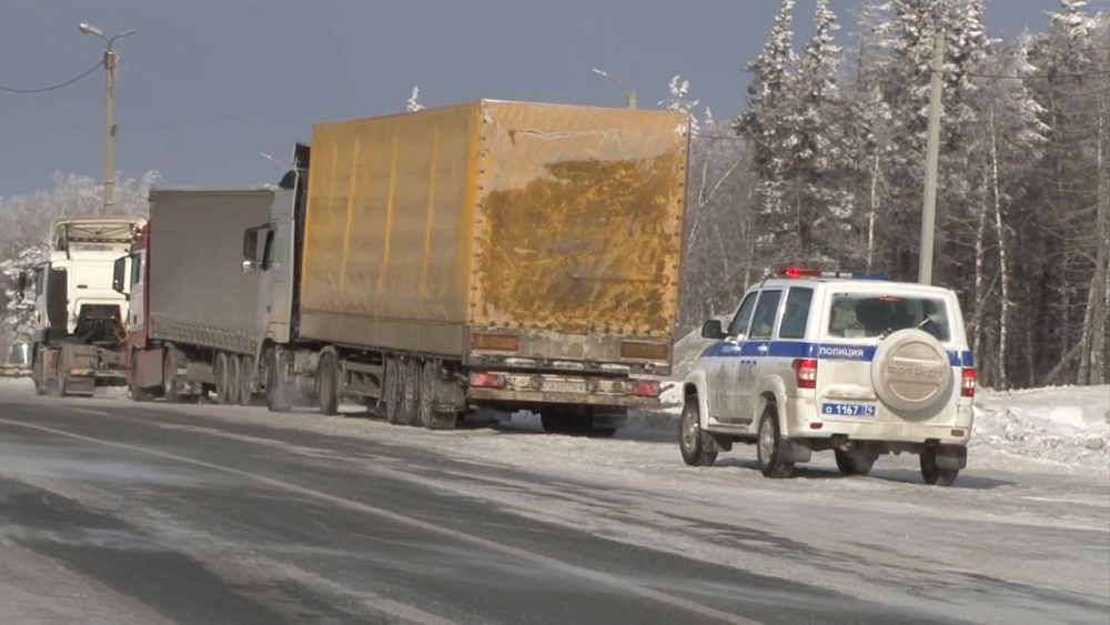 Сотрудники ДПС помогают водителям в мороз