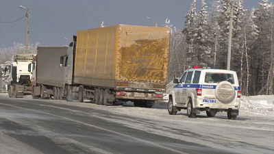 Сотрудники ДПС помогают водителям в мороз