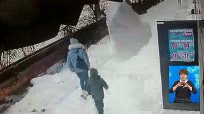 Снежная глыба чуть не упала на ребёнка