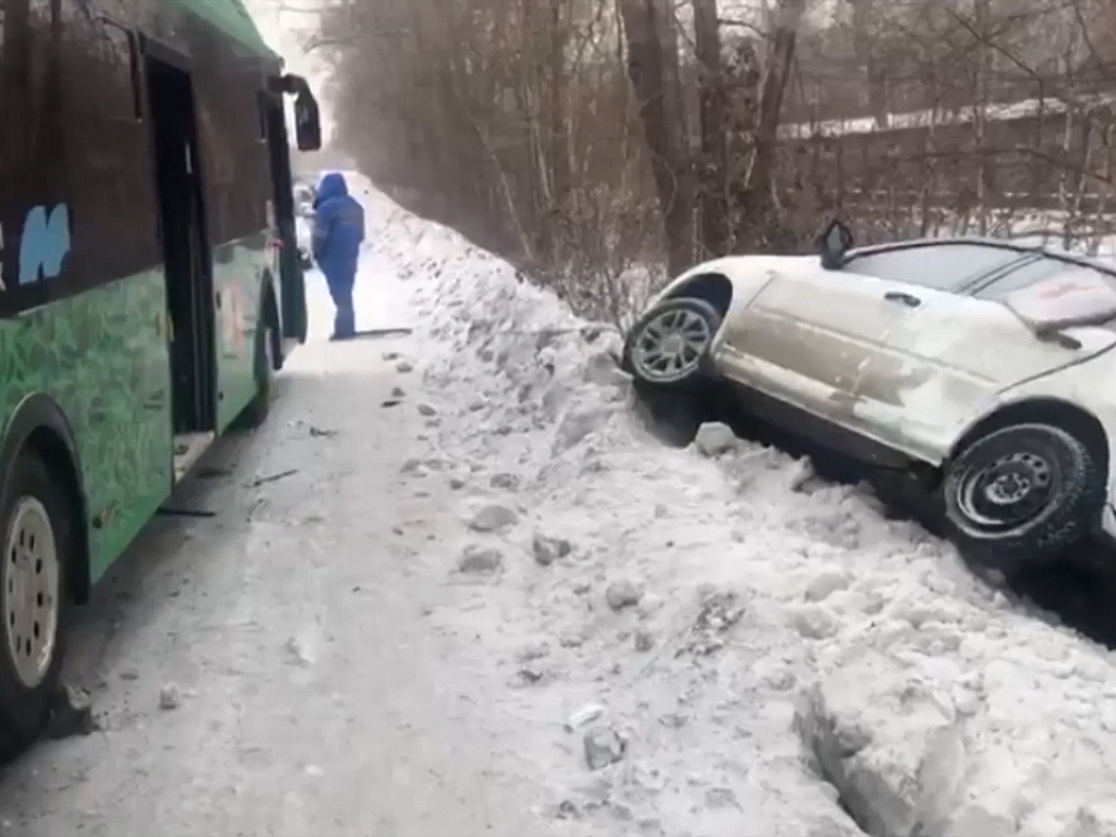 Автобус барнаул краснощеково. Сбили пешехода в орле на текмаше. Инциденты 2021. Миша инцидент. Трагедия на шахте листвяжная 2021.