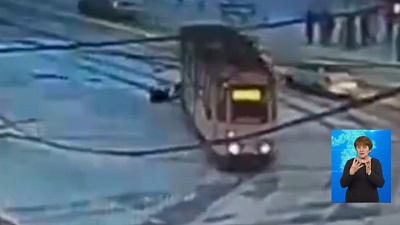 Трамвай протащил мужчину по земле