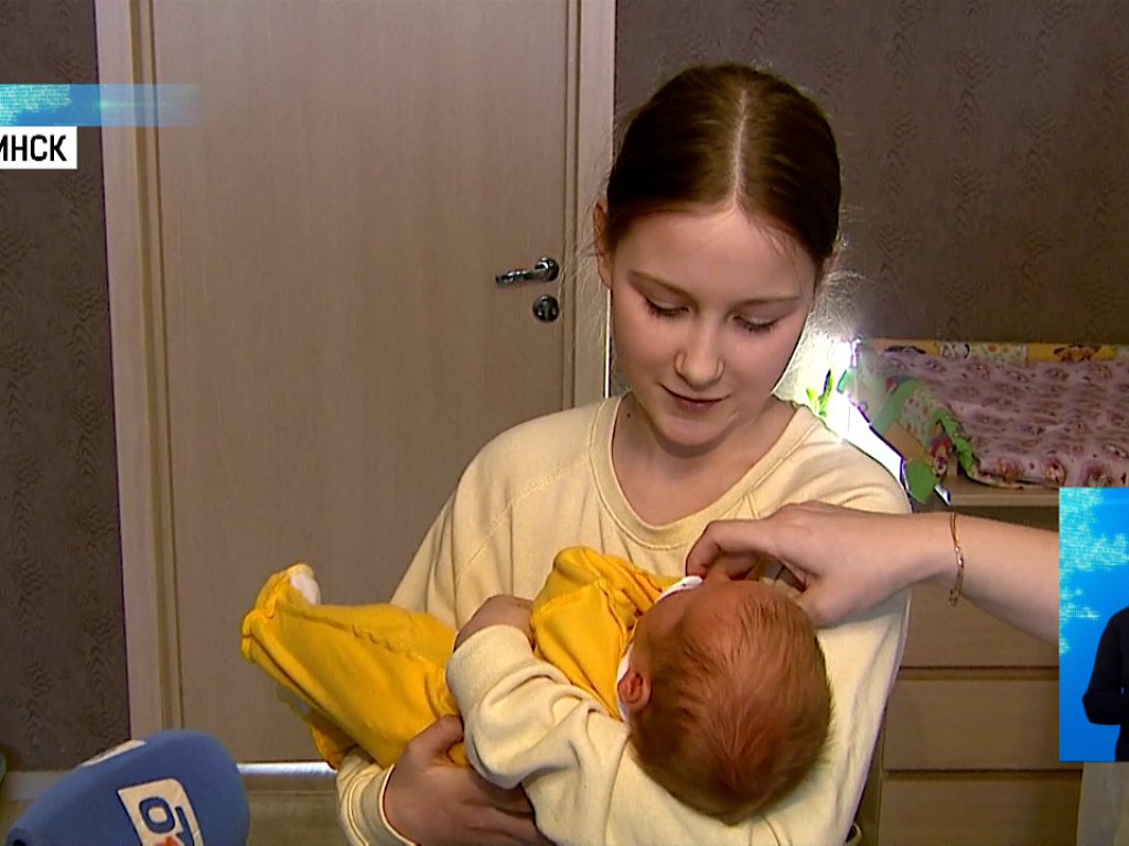 4 стал младенцем. ребенок держит ногу. 4 стал младенцем. вскармливание ребёнка 5 месяцев жизни. 4 стал младенцем.