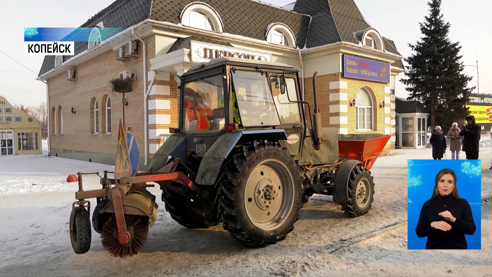 В гололед спецтехника посыпает тротуары песком