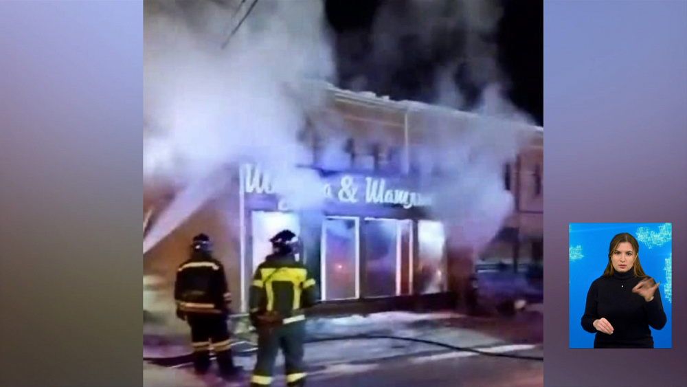 Загорелся павильон с фаст-фудом