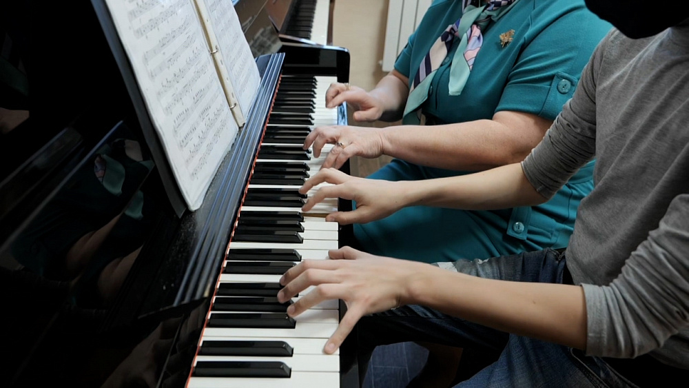 Олег Колесников посетил творческие коллективы Миасса