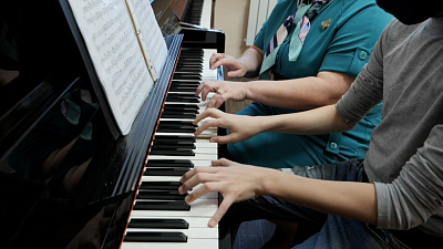 Олег Колесников посетил творческие коллективы Миасса