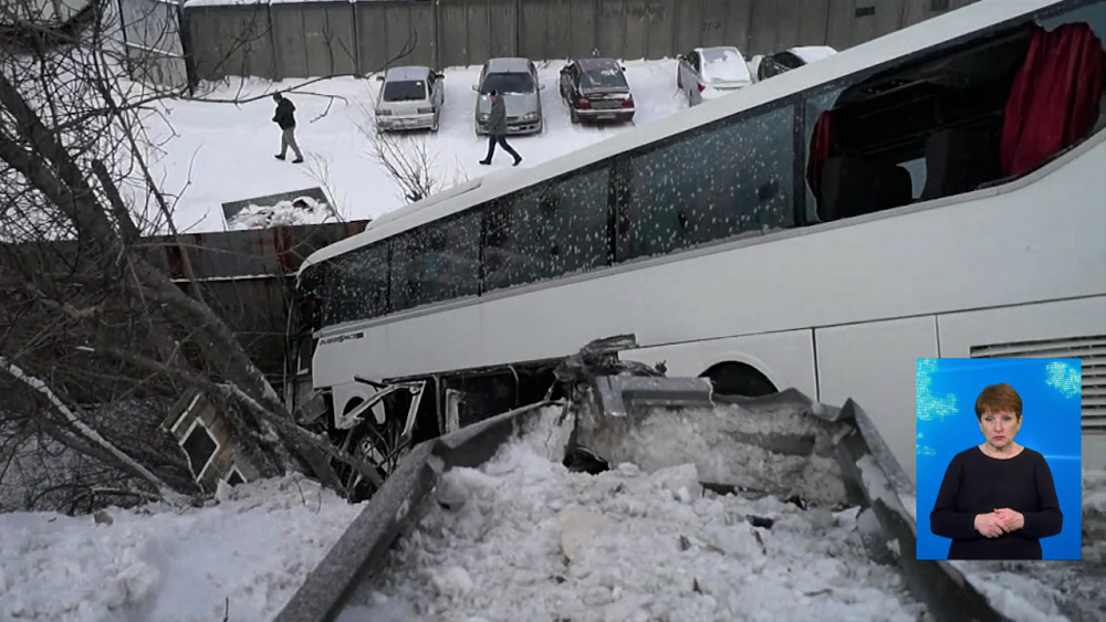 Автобус с пассажирами вылетел с моста