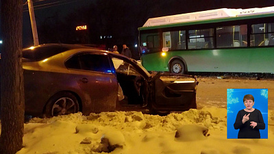 Легковушка влетела в автобус с пассажирами