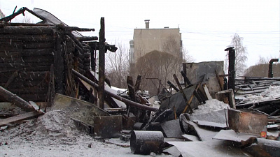 Мужчину спасли из горящего дома