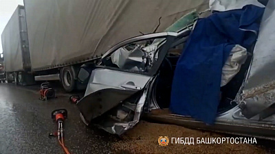 Легковушку зажало между грузовиками