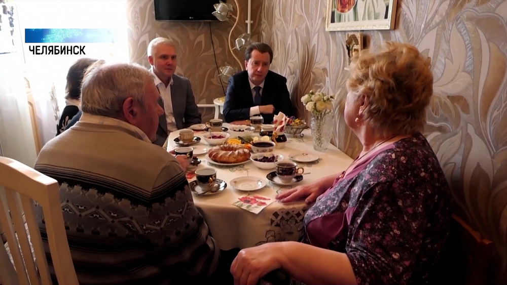 Депутат вручил пенсионеркам масленичные наборы