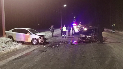 Легковушку зажало между двумя грузовиками на трассе М5