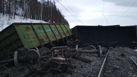 На участке Южно-Уральской железной дороги с рельсов сошли вагоны грузового поезда На участке Южно-Уральской железной дороги с рельсов сошли вагоны грузового поезда