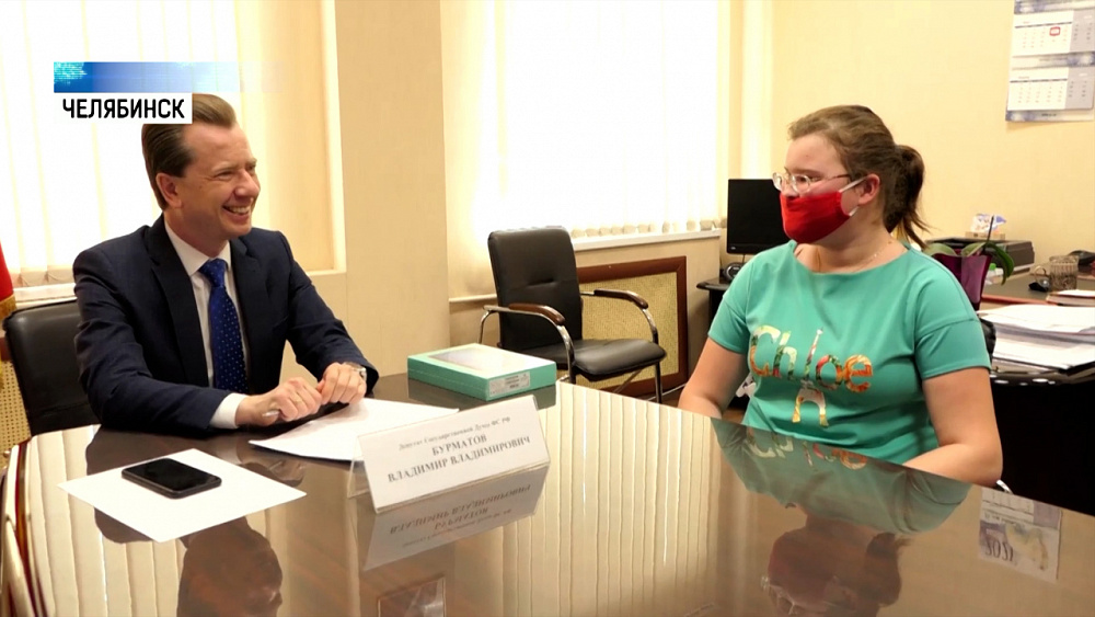 Депутат Госдумы подарил планшет школьнице