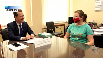 Депутат Госдумы подарил планшет школьнице