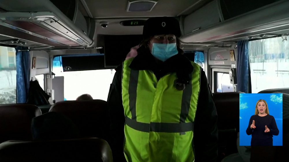 Автоинспекторы проверяют перевозку детей