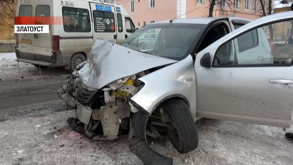 На ЖД переезде в Чурилово поезд столкнулся с легковушкой