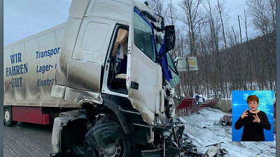 Грузовики столкнулись лоб в лоб на трассе
