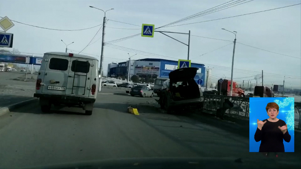 Грузовик прижал легковушку к забору