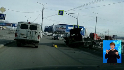 Грузовик прижал легковушку к забору