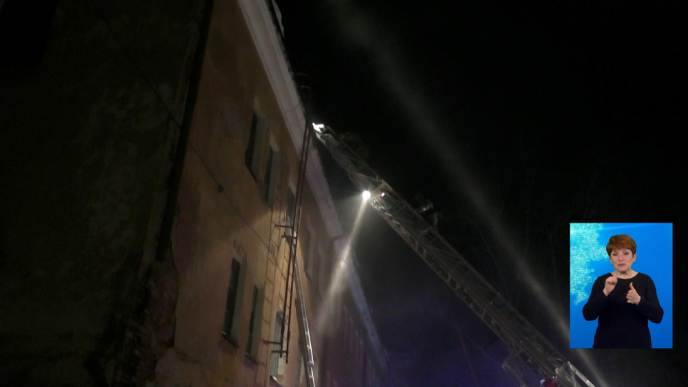 Из горящего здания спасли мужчину